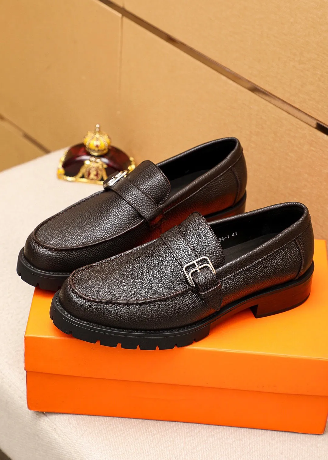 Men's shoes 💰460 💐 Product trademark: HERMES "Hermès" casual leather shoes Regular size: 39-44 (38.45🉑️customized) Product materials: Selected imported first-layer pebbled cowhide leather upper + classic hardware buckle, imported water-dyed 🐂 cowhide lining. Strong three-dimensional visual effect, non-slip and wear-resistant rubber outsole Color: 2⃣️colors available